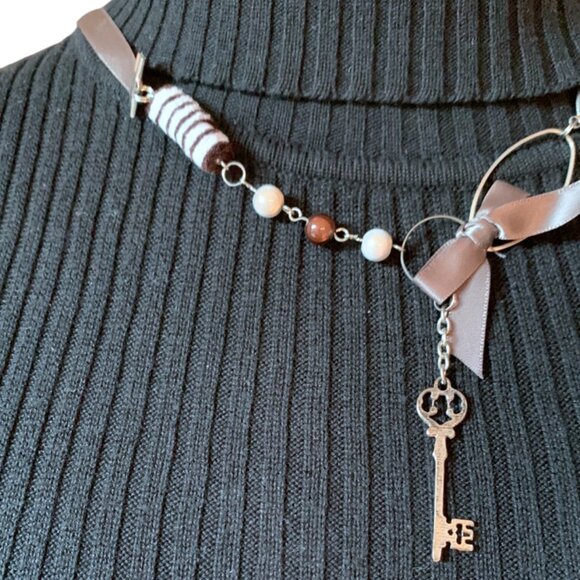3x35$ 🐿 🍁 CREATION - 🗝️ Key - Short necklace ruban beads - gray brown white - Picture 3 of 8